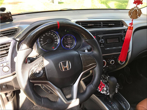 Nội thất xe nổi bật với cụm vô lăng được độ lại kiểu dáng thể thao hơn.