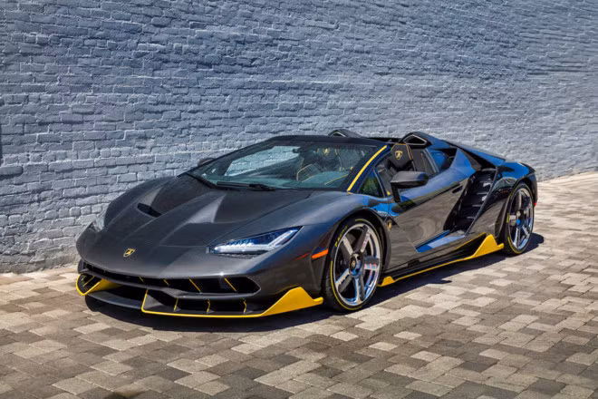 Centenario Roadster cùng với bản coupe mui cứng là siêu xe được sản xuất để kỷ niệm sinh nhật lần thứ 100 của nhà sáng lập Ferruccio Lamborghini. Chỉ có 40 chiếc gồm 20 bản coupe và 20 bản mui trần được sản xuất. Tất cả đều đã xác định được chủ sở hữu.
