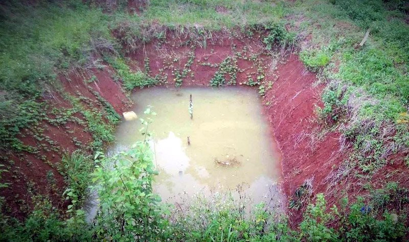 Ao cá nơi phát hiện 3 cháu bé tử vong. Ao cá nơi phát hiện 3 cháu bé tử vong.