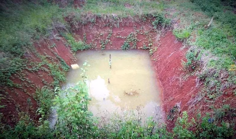 Ao cá nơi phát hiện 3 cháu bé tử vong.