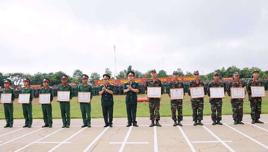  Chỉ huy Sư đoàn 320 tặng giấy khen cho chiến sĩ mới hoàn thành tốt nhiệm vụ trong huấn luyện. Ảnh: Vũ Duy Hiển