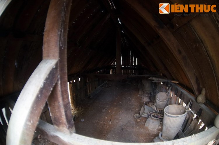 Bên trong nhà có nhiều ché, bát, đĩa, chai, chén và mô hình dụng cụ lao động, là những đồ dùng cho người quá cố