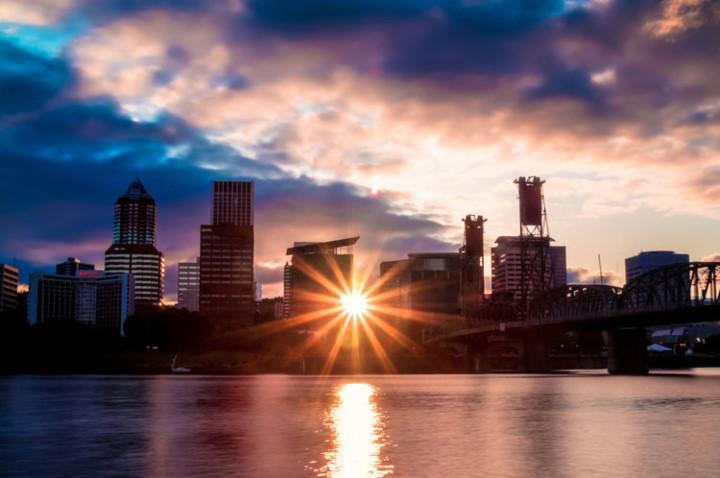 Portland, Oregon. Theo Lonely Planet, ở Portland, bạn sẽ có tầm nhìn tốt nhất từ Bờ Tây để xem nhật thực vào tháng Tám. Portland, Oregon. Theo Lonely Planet, ở Portland, bạn sẽ có tầm nhìn tốt nhất từ Bờ Tây để xem nhật thực vào tháng Tám.