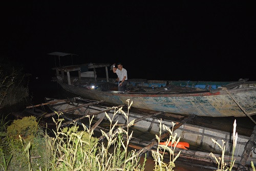 Gỗ lậu được kết thành bè một cách tinh vi rồi vận chuyển về xuôi bằng đường sông.