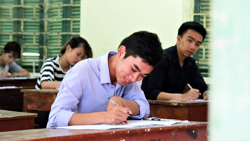 Thí sinh làm bài thi môn Văn sáng 22-6 tại điểm thi THPT Lương Sơn, tỉnh Hòa Bình.