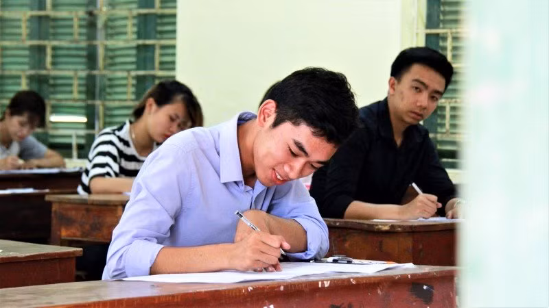 Thí sinh làm bài thi môn Văn sáng 22-6 tại điểm thi THPT Lương Sơn, tỉnh Hòa Bình.