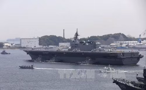 Tàu sân bay Izumo rời khỏi căn cứ Yokosuka ở tỉnh Kanagawa.