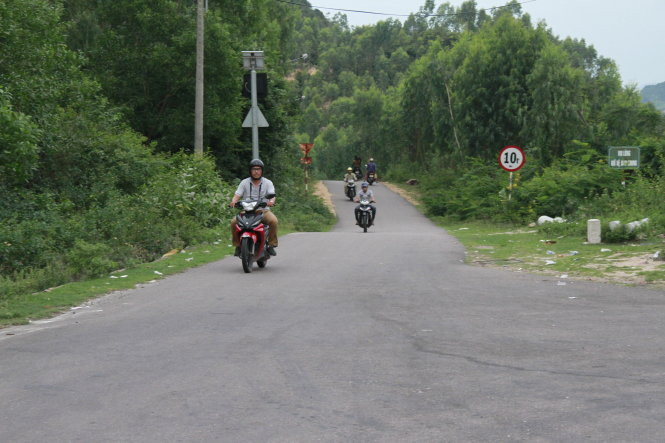 Con đường vào Quy Hòa này trước đây là đường bêtông, được bác sĩ Ngoạn cùng các bệnh nhân thiết kế và thi công. Con đường vào Quy Hòa này trước đây là đường bêtông, được bác sĩ Ngoạn cùng các bệnh nhân thiết kế và thi công.