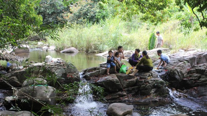 Dòng suối khá dài nên nhiều gia đình tự chọn cho mình điểm tắm riêng biệt mà không phải giao lưu bất đắc dĩ với những nhóm du khách khác.