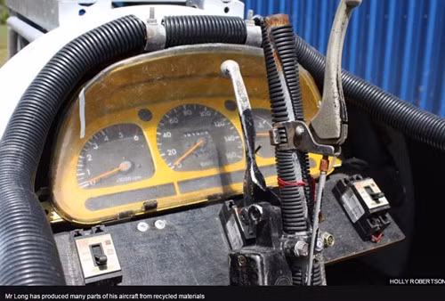 Bên trong hệ thống điều khiển của máy bay.