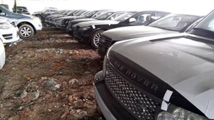 Lô xe sang của Dũng “mặt sắt” tại kho tạm giữ. Ảnh: IE.