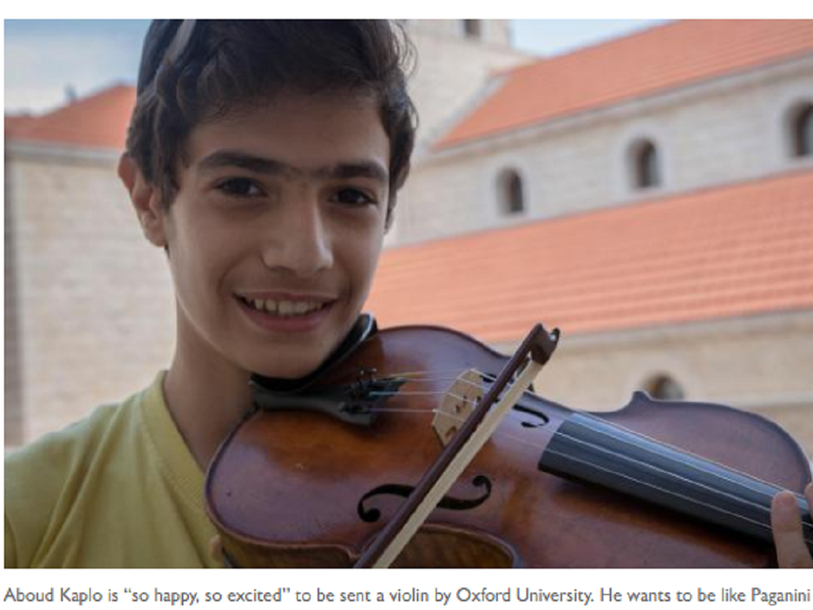 Cậu thiếu niên Aboud Kaplo đã rất vui khi nhận được cây violin của Đại học Oxford - Ảnh chụp màn hình The Times