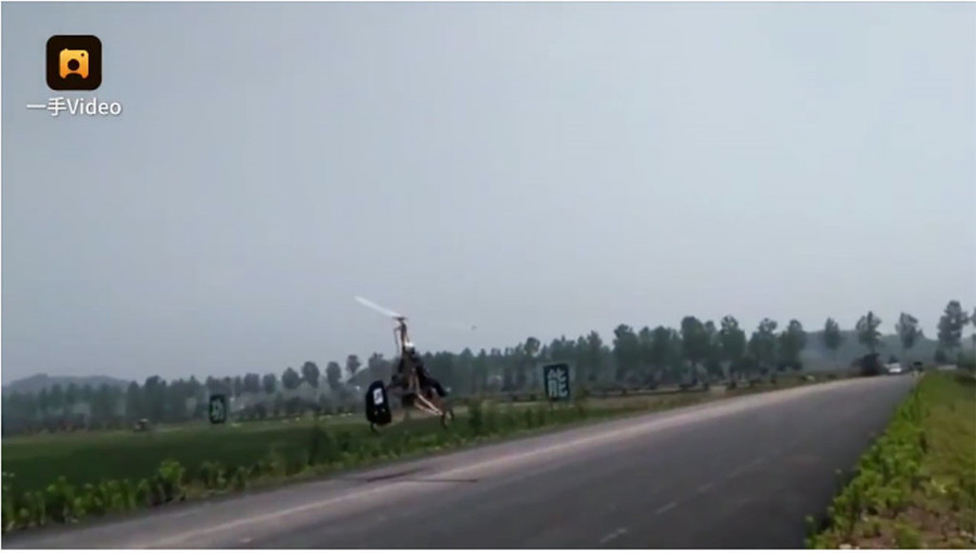 Chiếc trực thăng của ông Xu Bin hạ cánh trên đường nhựa