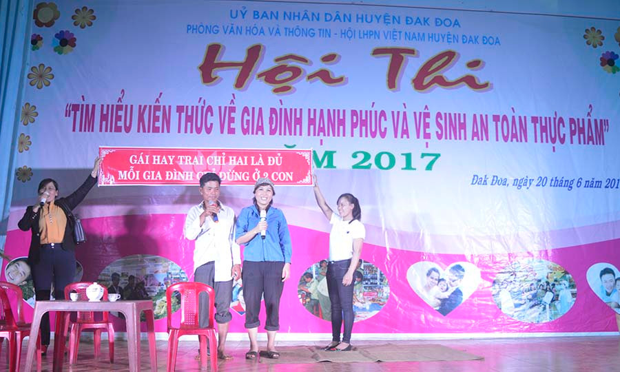 Các đội tham gia phần thi kiến thức về gia đình hạnh phúc và vệ sinh an toàn thực phẩm. Ảnh: Đinh Yến Các đội tham gia phần thi kiến thức về gia đình hạnh phúc và vệ sinh an toàn thực phẩm. Ảnh: Đinh Yến