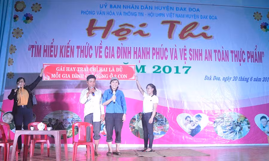 Các đội tham gia phần thi kiến thức về gia đình hạnh phúc và vệ sinh an toàn thực phẩm. Ảnh: Đinh Yến