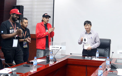 Ông Đặng Việt Dũng - Trưởng Ban Tuyên giáo, Phó Chủ tịch UBND TP. Đà Nẵng - Trưởng BTC DIFF 2017 bốc thăm thứ tự thi đấu, vị trí bắn, số lô pháo cho các đội lọt vào Đêm chung kết