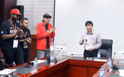 Ông Đặng Việt Dũng - Trưởng Ban Tuyên giáo, Phó Chủ tịch UBND TP. Đà Nẵng - Trưởng BTC DIFF 2017 bốc thăm thứ tự thi đấu, vị trí bắn, số lô pháo cho các đội lọt vào Đêm chung kết
