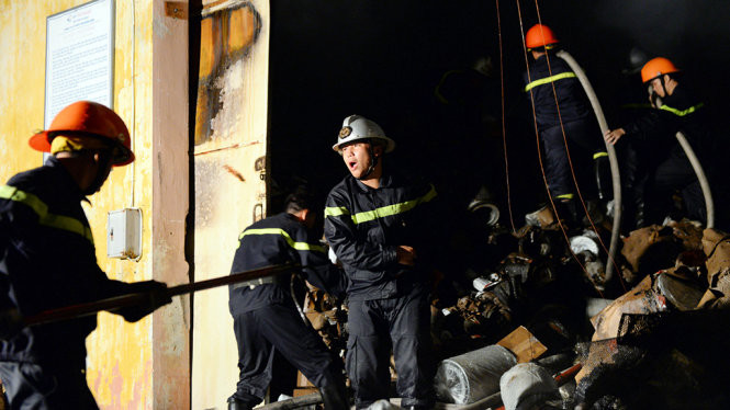 Quần áo ướt sũng, Nam vát vả tiếp cận hiện trường