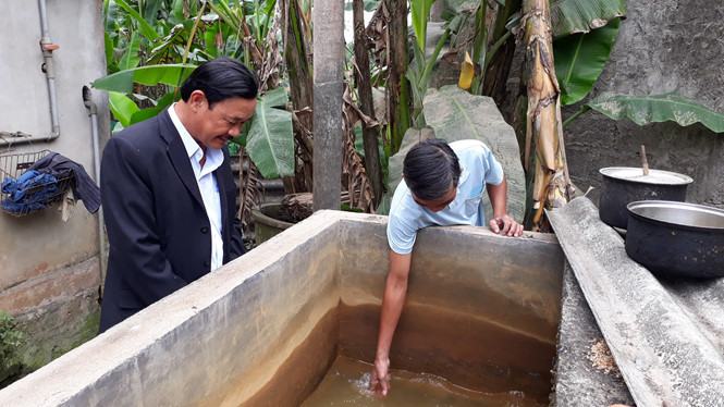 Các bể chứa nước ở thôn Vân Hòa luôn đóng cặn vàng khè. Các bể chứa nước ở thôn Vân Hòa luôn đóng cặn vàng khè.