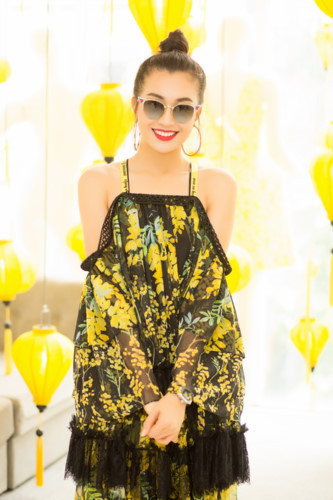 Trên nền sắc đen, hoạ tiết hoa mimosa, hoa tử đằng màu vàng được in nổi bật, hoà vào đó là sắc xanh của lá vô cùng trẻ trung.