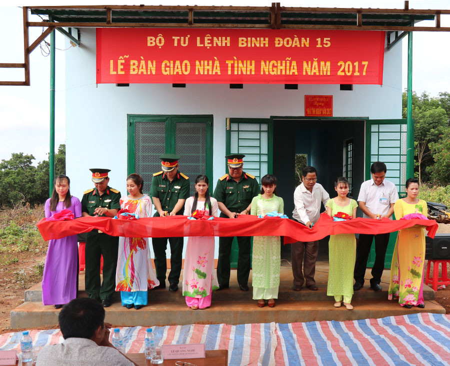  Lãnh đạo Binh đoàn, Công ty và chính quyền địa phương cắt băng khánh thành. Ảnh: Nguyễn Dung