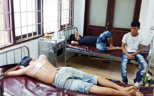 Ba thanh niên bị thương đang điều trị ở bệnh viện.