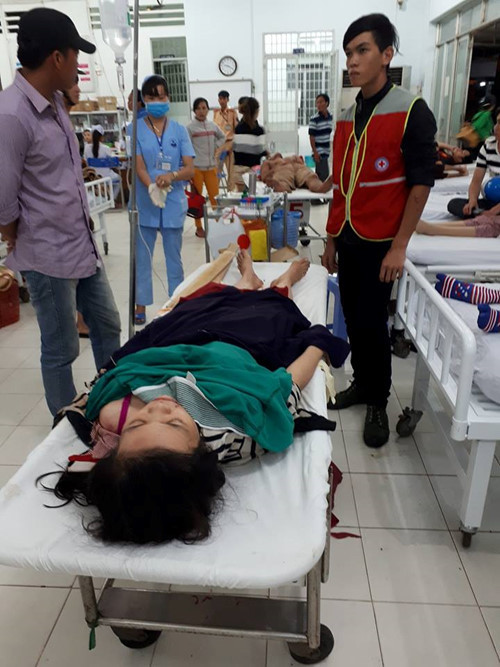 Một thành viên đội cứu nạn giao thông túc trực tại Bệnh viện đa khoa tỉnh Tây Ninh trong lúc chờ gia đình người gặp nạn đến. Một thành viên đội cứu nạn giao thông túc trực tại Bệnh viện đa khoa tỉnh Tây Ninh trong lúc chờ gia đình người gặp nạn đến.