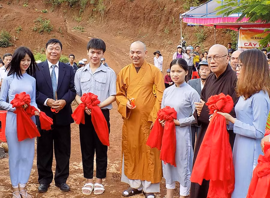  Khánh thành và bàn giao công trình từ thiện cầu dân sinh tại phường Chi Lăng. Ảnh: T.N