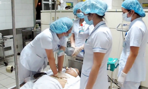 Nỗ lực hồi sức cấp cứu cho bệnh nhân bị tai biến chạy thận. Ảnh: N.P.