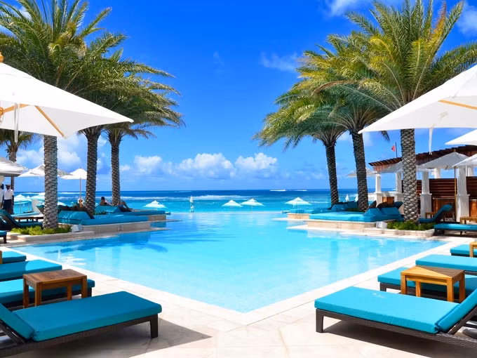 Bể bơi vô cực tại khu nghỉ dưỡng Zemi Beach House được thiết kế đối xứng, nước tràn bờ và hướng ra biển Shoal Bay của Anguilla (vùng lãnh thổ ngoài khơi của Vương quốc Anh). Phía cuối bể, có một tường kính để tạo ảo giác vô cực, đồng thời cho phép du khách phóng tầm mắt ra phía bờ biển cùng những hoạt động vui chơi tại đó.