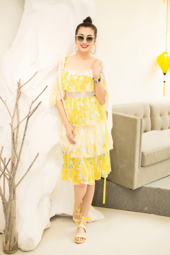 Thiết kế được thực hiện theo cấu trúc phân tầng kết hợp ren mỏng màu đen ở phần chân của mỗi lớp 12 Phần vai trễ sâu được níu giữ bằng hai đường dây váy mỏng manh.