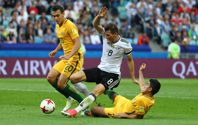 Pha phạm lỗi dẫn đến quả phạt đền của Luongo. Ảnh: REUTERS Pha phạm lỗi dẫn đến quả phạt đền của Luongo. Ảnh: REUTERS