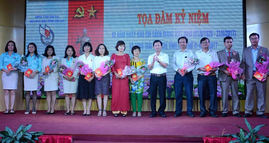 Ông Dương Văn Trang-Bí thư Tỉnh ủy trao Kỷ niệm chương Vì sự nghiệp báo chí cho các nhà báo có nhiều đóng góp cho báo chí tỉnh nhà. Ảnh: Phương Linh