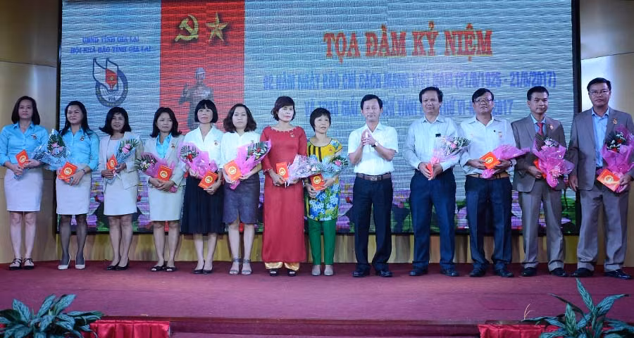 Ông Dương Văn Trang-Bí thư Tỉnh ủy trao Kỷ niệm chương Vì sự nghiệp báo chí cho các nhà báo có nhiều đóng góp cho báo chí tỉnh nhà. Ảnh: Phương Linh