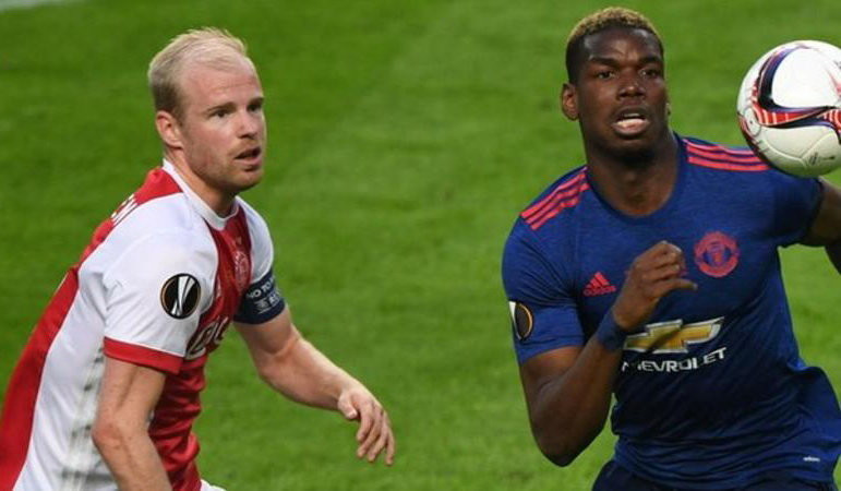 Klaassen (trái) trong màu áo Ajax. Ảnh: REUTERS