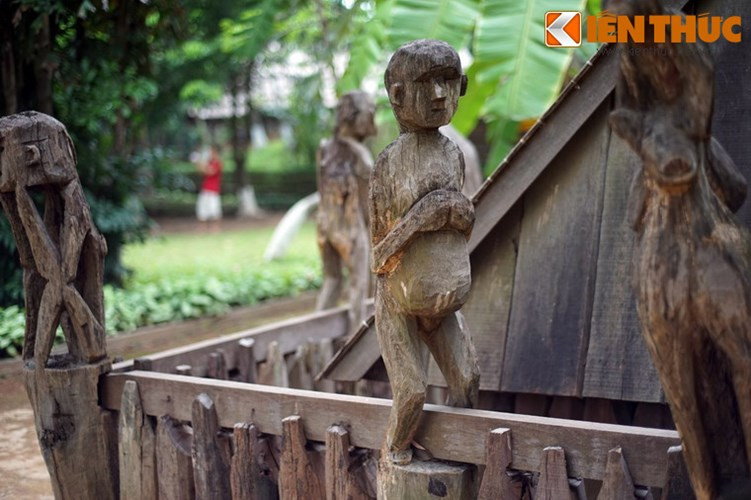 Quanh nhà mồ được bao bằng một hàng rào tượng, được đẽo và tạc bằng rìu, đục và dao.