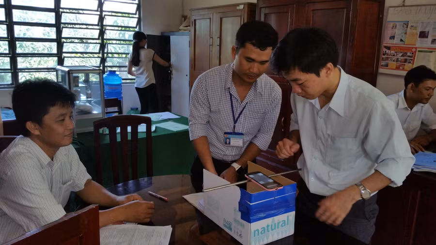  Thầy Cường (giữa) trực tiếp thao tác chấm bài thi bằng smartphone