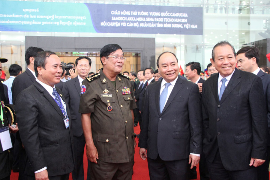 Thủ tướng Nguyễn Xuân Phúc cùng các thành viên trong đoàn tiếp đón Thủ tướng Hun Sen
