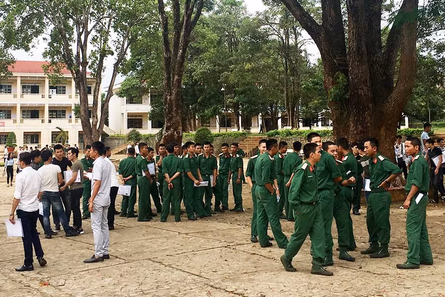 1 Các thí snh tự do bàn luận đề sau giờ thi tại điểm thi Trường THCS Nguyễn Du (TP. Pleiku). Ảnh: Kim Linh