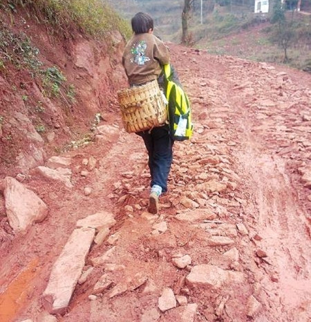 Đây là khoảnh khắc ghi lại cảnh ông bố tên Yu Xukang, sống ở vùng nông thôn thành phố Nghi Tân, tỉnh Tứ Xuyên thường cõng con đi học do tay chân và cột sống của cậu bé bị dị tật. Mẹ bé bỏ đi từ khi bé 3 tuổi, ông Yu một mình nuôi dạy con. Ông thường thức dậy lúc 6 giờ sáng và cõng con trai đi học một giờ sau đó. Khoảng 9 giờ, ông bố 40 tuổi trở về nhà làm việc đồng áng rồi quay lại đón con vào 4 giờ chiều.