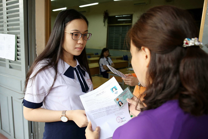 TS được gọi tên vào phòng thi TS được gọi tên vào phòng thi