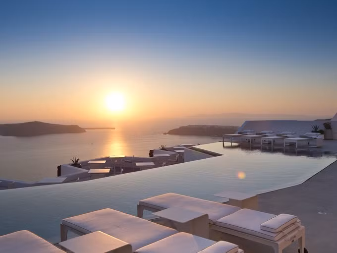 Khách sạn Grace Santorini, Hy Lạp, là một trong những địa điểm đẹp nhất để du khách tận hưởng không gian bể bơi vô cực, bởi vẻ đẹp lãng mạn của những vách núi trắng, hướng biển Aegean và quang cảnh núi lửa bao quanh. Thời khắc đẹp nhất để ngắm nhìn Santorini chính là khi hoàng hôn rực rỡ buông xuống.