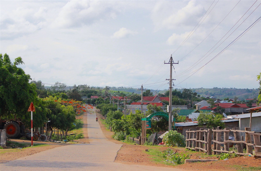 Các ngôi làng ở huyện Kông Chro đã có nhiều khởi sắc. Ảnh: Hồng Thi