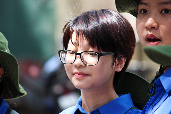 Dưới cái nắng chói chang các bạn tình nguyện viên vẫn mang nét đẹp đầy thu hút. Dưới cái nắng chói chang các bạn tình nguyện viên vẫn mang nét đẹp đầy thu hút.