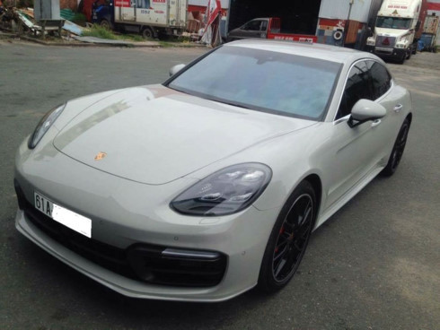 Hình ảnh chiếc Porsche Panamera Turbo 2017 tại Bình Dương.