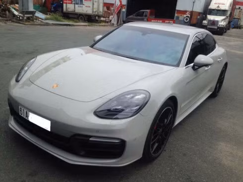 Hình ảnh chiếc Porsche Panamera Turbo 2017 tại Bình Dương.