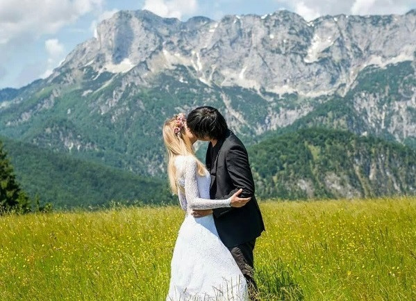 Đôi trẻ nên duyên vợ chồng chỉ sau khoảng một năm quen nhau.