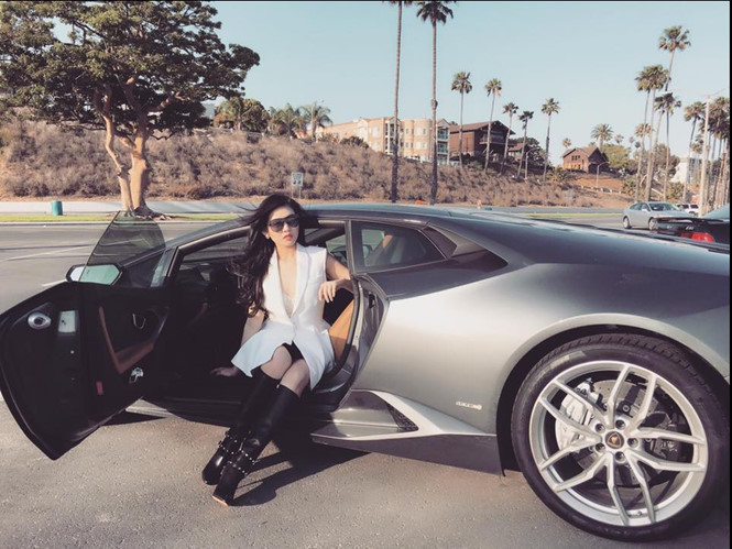 Tiểu Giang rất hạnh phúc khi đa số các món hàng hiệu cô sử dụng là được chồng mua Tiểu Giang rất hạnh phúc khi đa số các món hàng hiệu cô sử dụng là được chồng mua