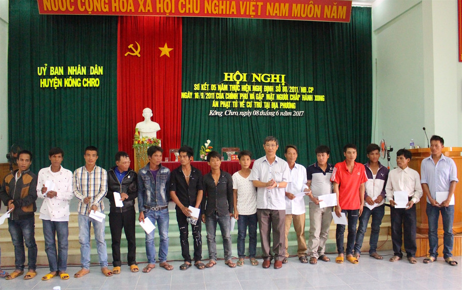 Việc gặp gỡ, tặng quà động viên là một trong những giải pháp nhằm giúp những người chấp hành xong án phạt tù tự tin tái hòa nhập cộng đồng. Ảnh: Hồng Thi