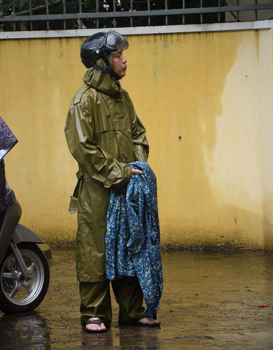 Đợi con trong mưa. Ảnh: Phương Vi